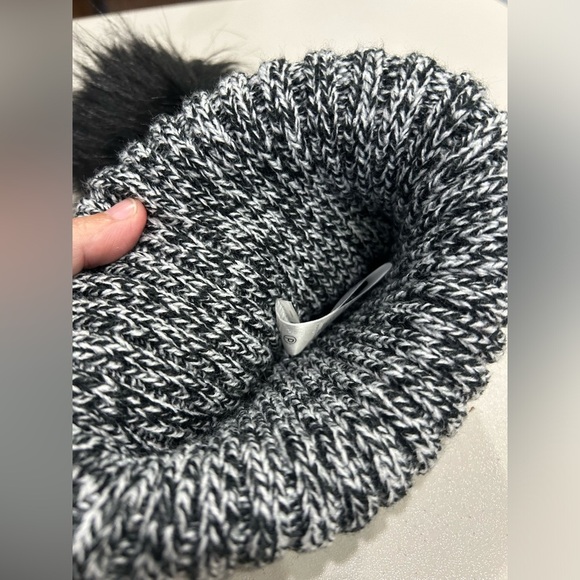 Obermeyer Women's Fir FF Beanie Black White Hat Pom Pom NWT - Picture 4 of 7